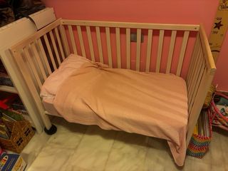 Cuna de bebé con colchón