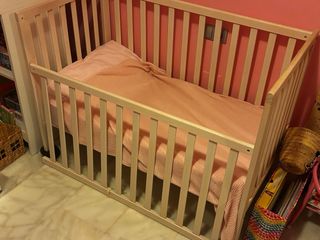 Cuna de bebé con colchón