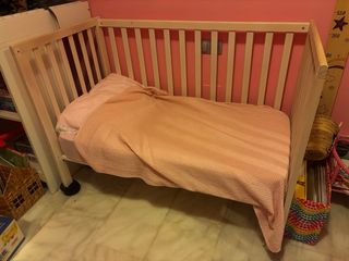 Cuna de bebé con colchón