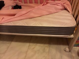 Cuna de bebé con colchón