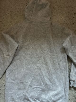 Sudadera gris con logo