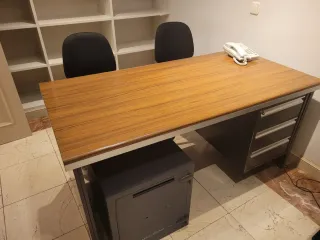 Mesa de despacho con 2 sillas