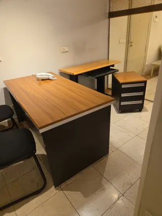 Mesa de despacho con cajonera y auxiliar ordenador