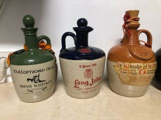 Set di 14 antiche bottiglie di ceramica per whisky