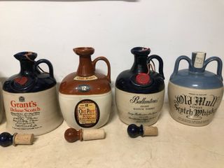 Set di 14 antiche bottiglie di ceramica per whisky