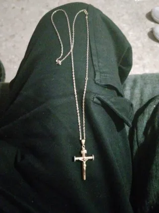 Cadena de oro con colgante de cruz