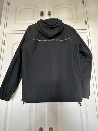 Cortavientos con mangas desmontables