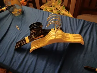 Lote de 69 perchas 30 y 35 cm