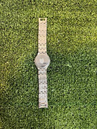 Reloj de hombre dorado y plateado