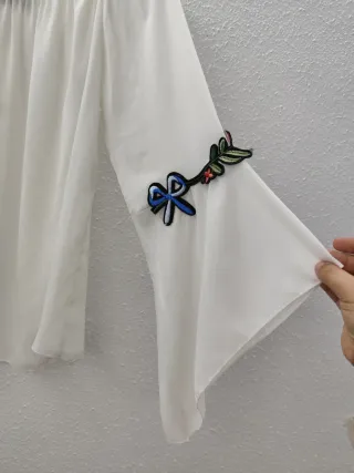 Blusa blanca manga acampanada bordada