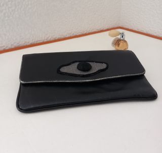 Pochette similpelle nera con decoro