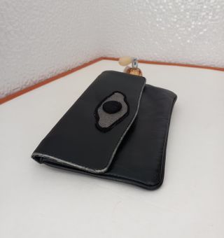 Pochette similpelle nera con decoro