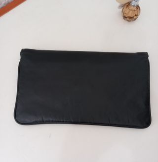 Pochette similpelle nera con decoro