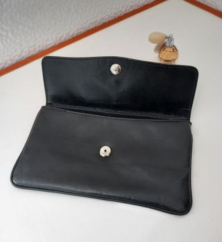 Pochette similpelle nera con decoro