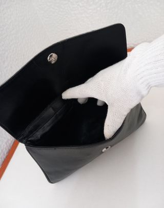 Pochette similpelle nera con decoro