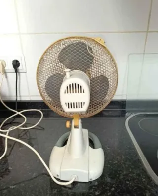 Ventilador de mesa gris y blanco