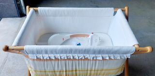 Cuna de madera con textiles