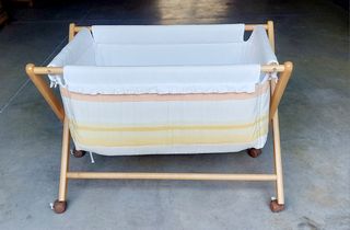 Cuna de madera con textiles