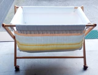 Cuna de madera con textiles