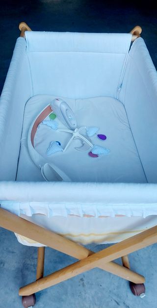 Cuna de madera con textiles