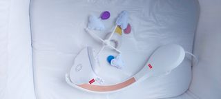 Cuna de madera con textiles