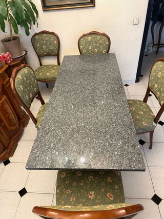 Mesa de granito con pie dorado