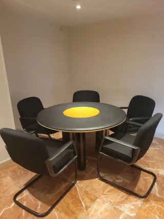 Mesa redonda de juntas con 5 sillas