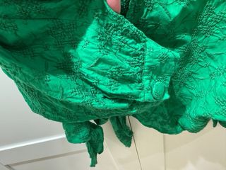 Blusa Zara verde corta anudada