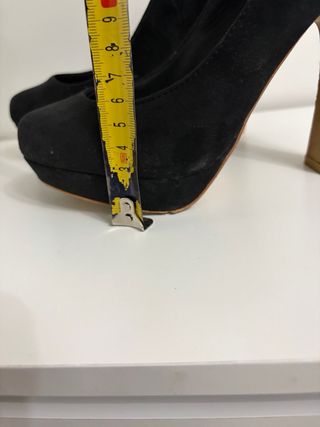 Zapatos tacón negros y estampado animal