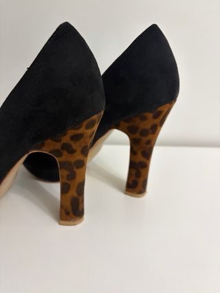 Zapatos tacón negros y estampado animal
