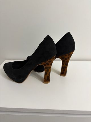 Zapatos tacón negros y estampado animal