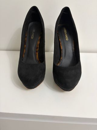 Zapatos tacón negros y estampado animal