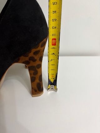 Zapatos tacón negros y estampado animal