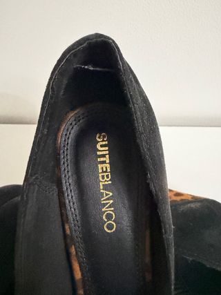 Zapatos tacón negros y estampado animal