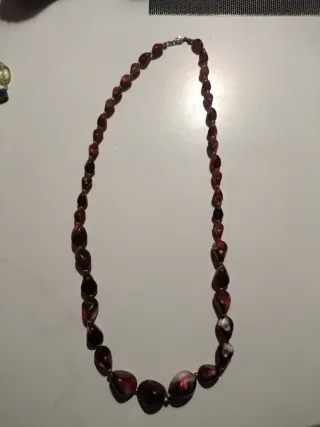 Collar de cuentas rojas y doradas