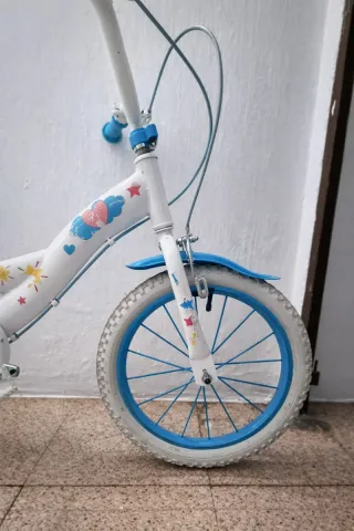 Bicicleta para niños blanca y azul