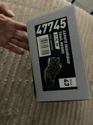 Zapato de seguridad negro y blanco