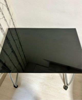 Mesa de cristal negra con estructura plateada