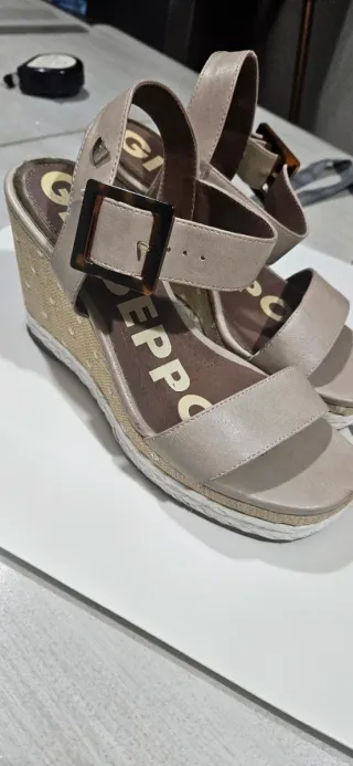 Cuña Gioseppo Beige con hebilla al tobillo