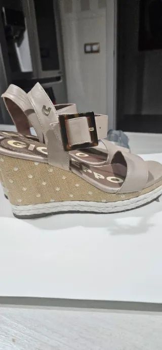 Cuña Gioseppo Beige con hebilla al tobillo
