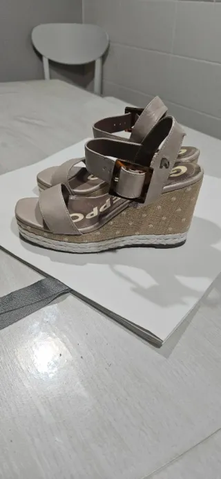 Cuña Gioseppo Beige con hebilla al tobillo