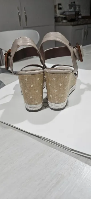 Cuña Gioseppo Beige con hebilla al tobillo