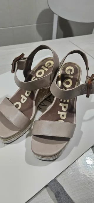 Cuña Gioseppo Beige con hebilla al tobillo