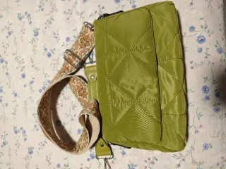 Tres bolsos. 2 ZAP SHOP negro y verde; y berenjena