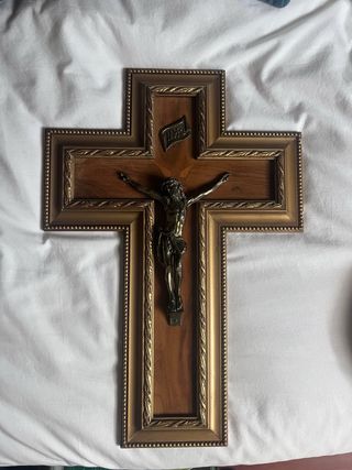 Cruz de Jesús con marco dorado