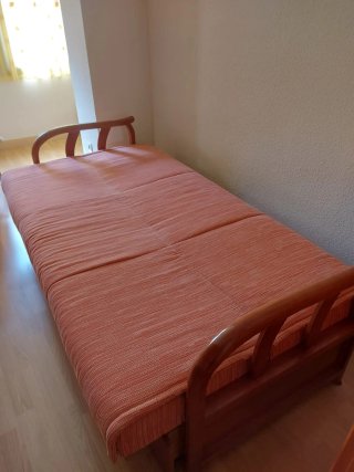 Sofá cama con cajón. Zona Las Rosas (Madrid)