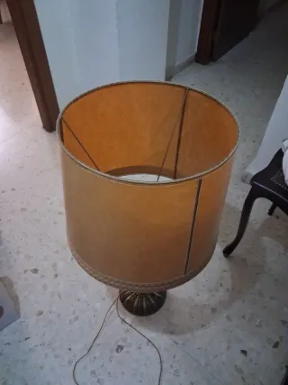 Lámpara de mesa antigua dorada