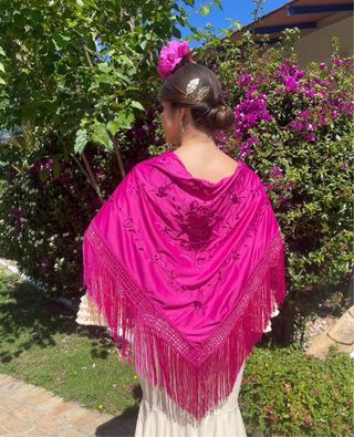 Mantoncillo bordado fucsia