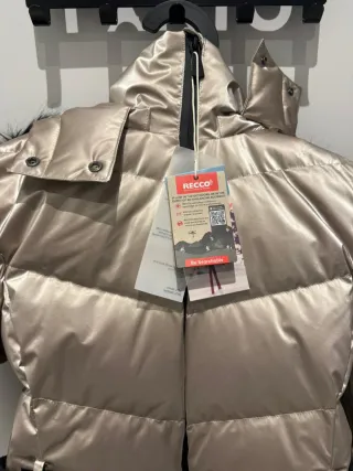 Chaqueta de esquí dorada y negra