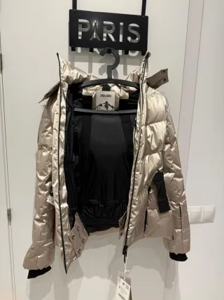 Chaqueta de esquí dorada y negra